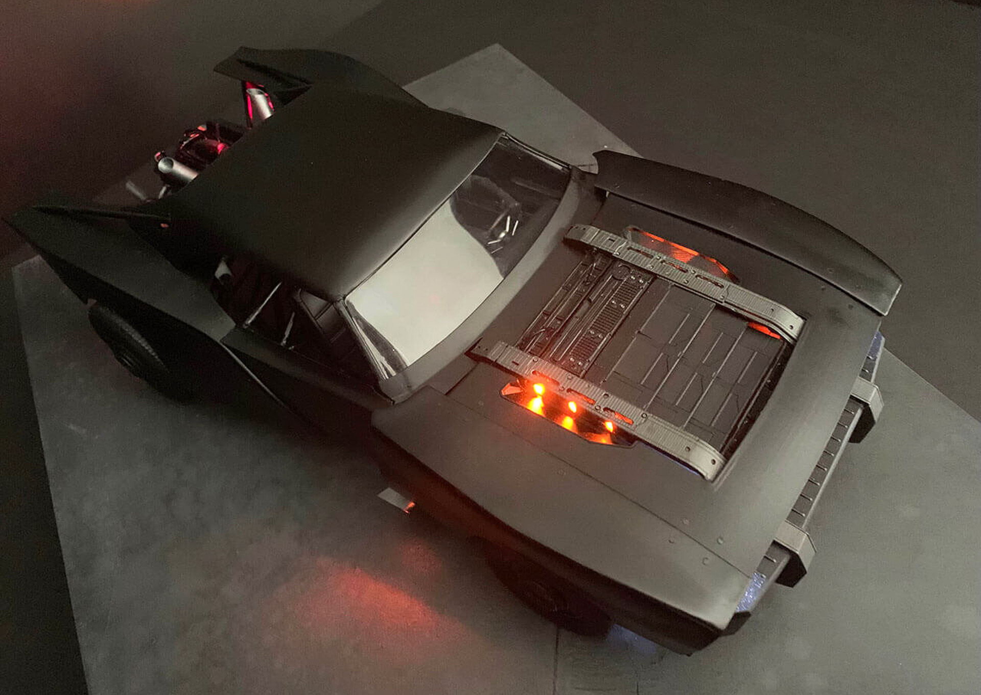 Вдохновлен хоррором: новый Бэтмобиль засветился в видеотрейлере