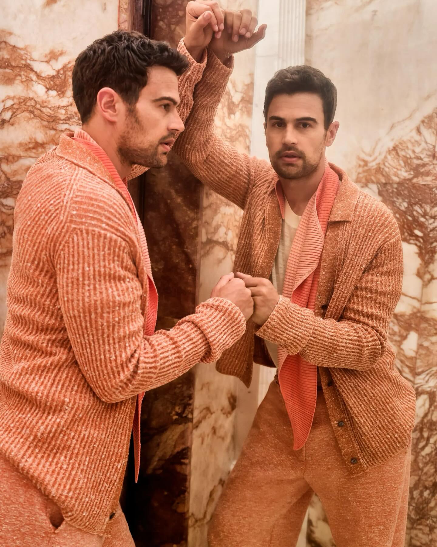 Тео Джеймс показал, каким должен быть настоящий джентльмен (фото)