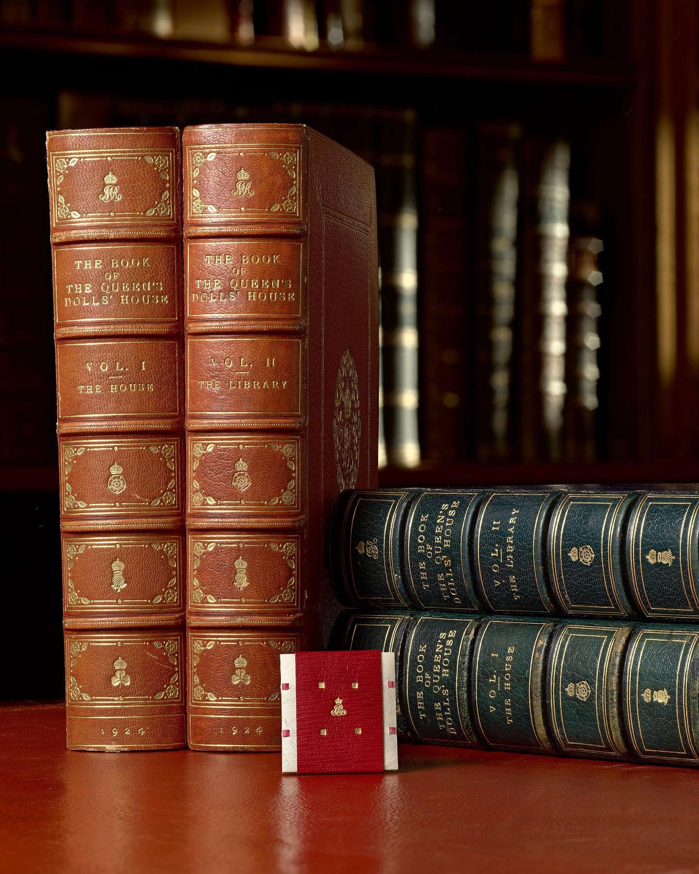 Як пройшла виставка мініатюрної бібліотеки, яку організувала королева Камілла (фото)