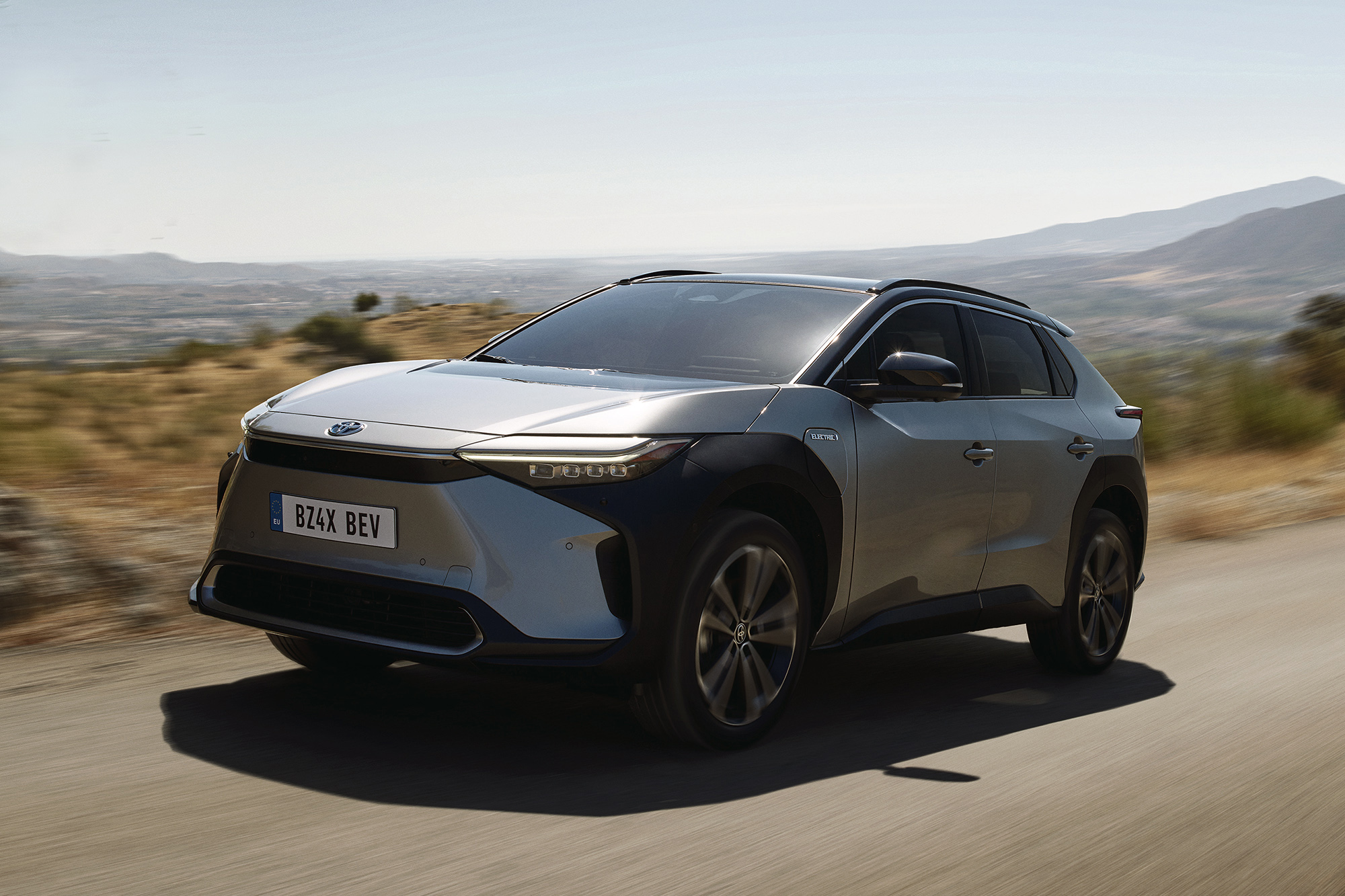 Новий Range Rover і перший серійний електромобіль Toyota. Головне зі світу авто