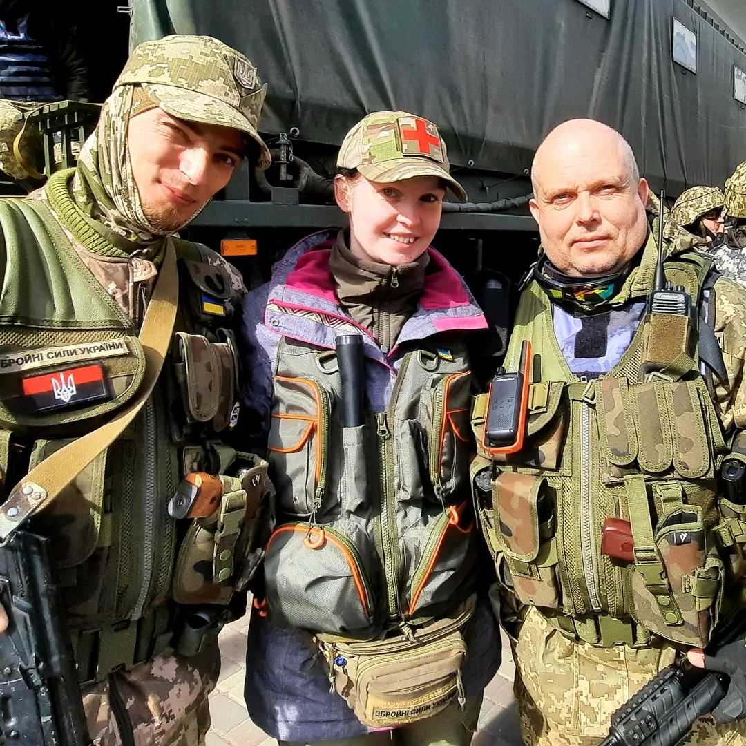 "Я поїду з тобою, щоб тебе врятувати". Історія медика Аліси, яка покинула успішний бізнес і пішла на фронт за чоловіком