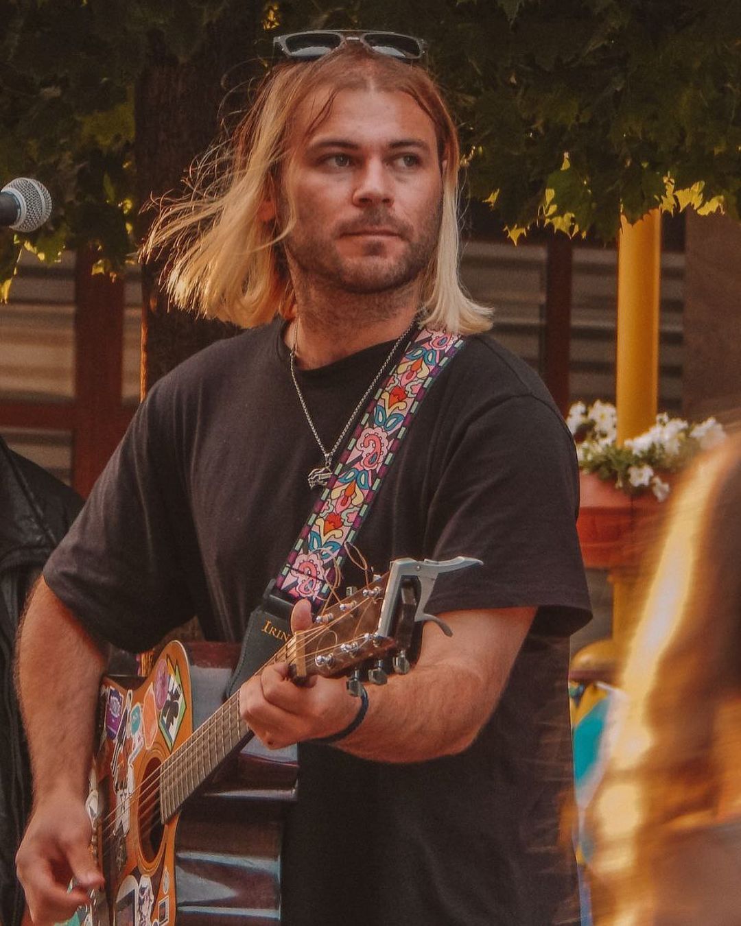 Вуличний музикант з України підкорив серця європейців: відео, від якого навертаються сльози