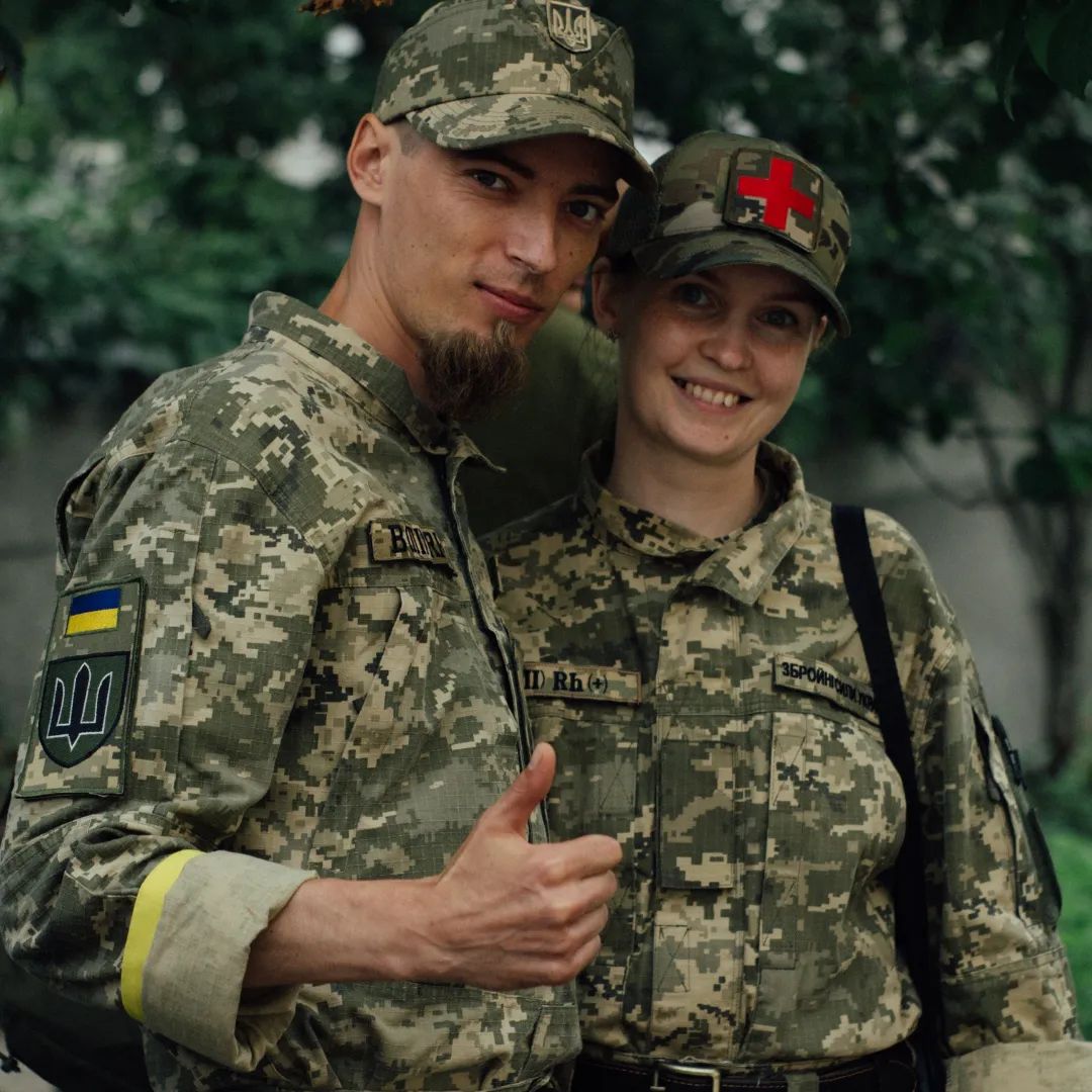 "Я поїду з тобою, щоб тебе врятувати". Історія медика Аліси, яка покинула успішний бізнес і пішла на фронт за чоловіком