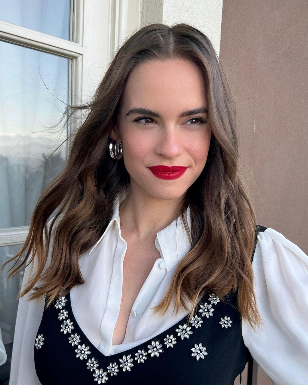 Вампірський погляд і яскраві губи: головні тренди макіяжу 2023 (фото)