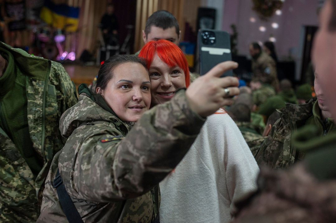 Беременная украинская певица выступила для военных: очень трогательное видео