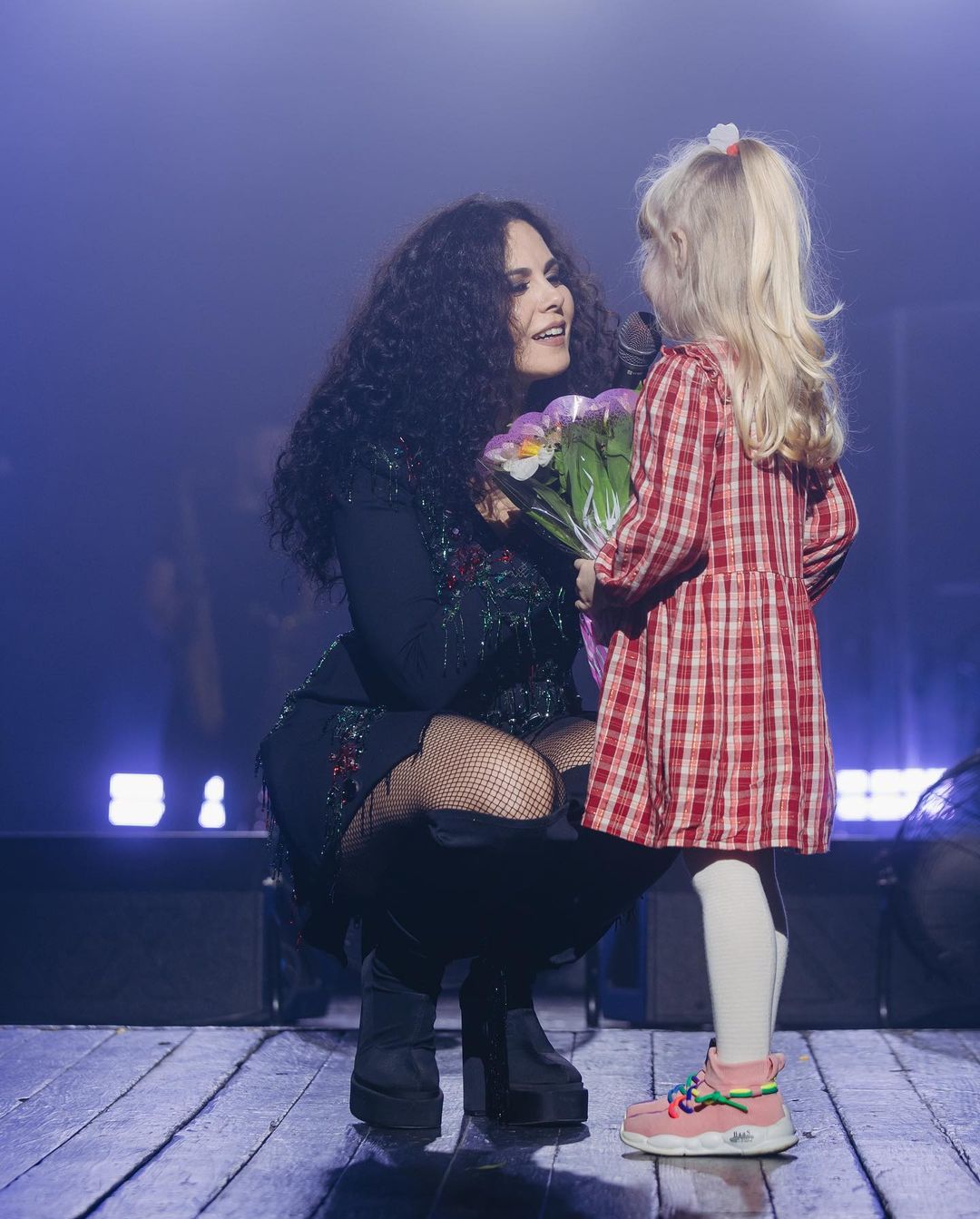 Помощь ВСУ, слезы счастья и никакого русского языка: 10 фактов о туре Насти Каменских