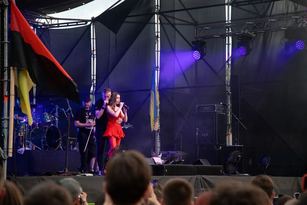 Гаряча Христина Соловій у мінісукні зібрала 100 тисяч на ЗСУ, але нарвалася на хейт