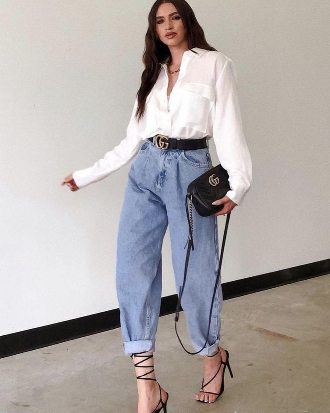 Ще вчора були в антитрендах, а сьогодні знову на піку моди. Як виглядають найстильніші джинси 2023 року