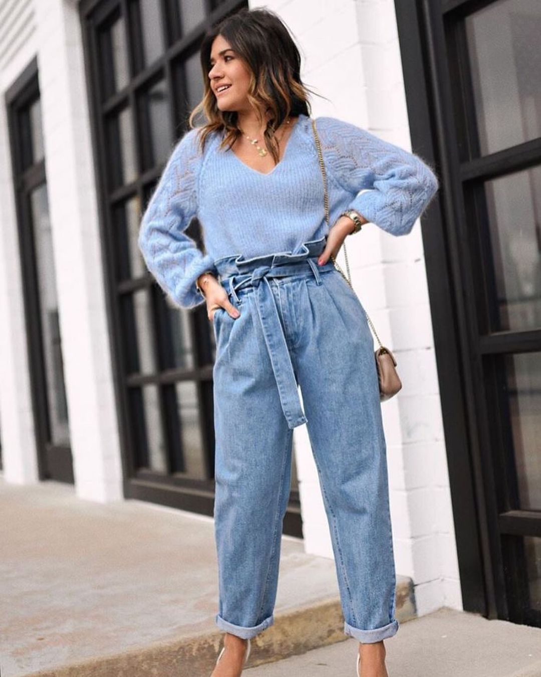 Ще вчора були в антитрендах, а сьогодні знову на піку моди. Як виглядають найстильніші джинси 2023 року