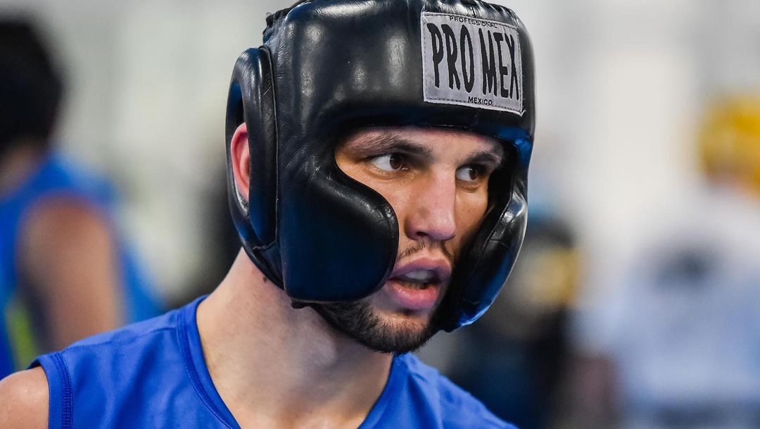 Украинский боксер отколошматил россиянина: яркое видео