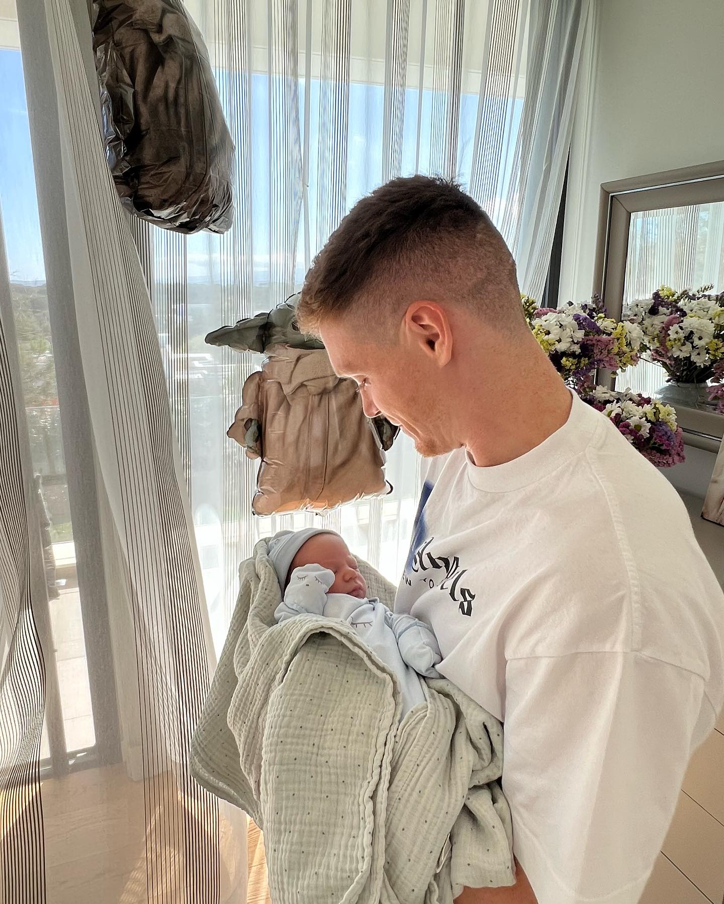 Віктор Циганков замилував сімейним новорічним фото з синочком