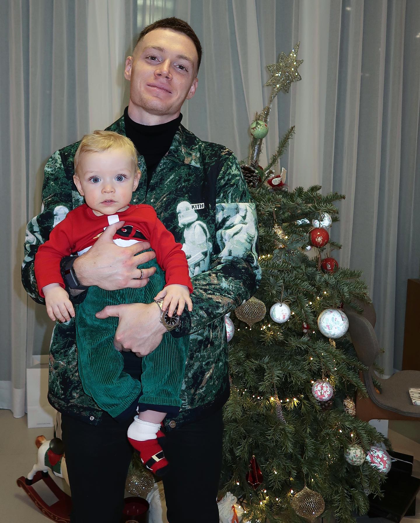 Віктор Циганков замилував сімейним новорічним фото з синочком