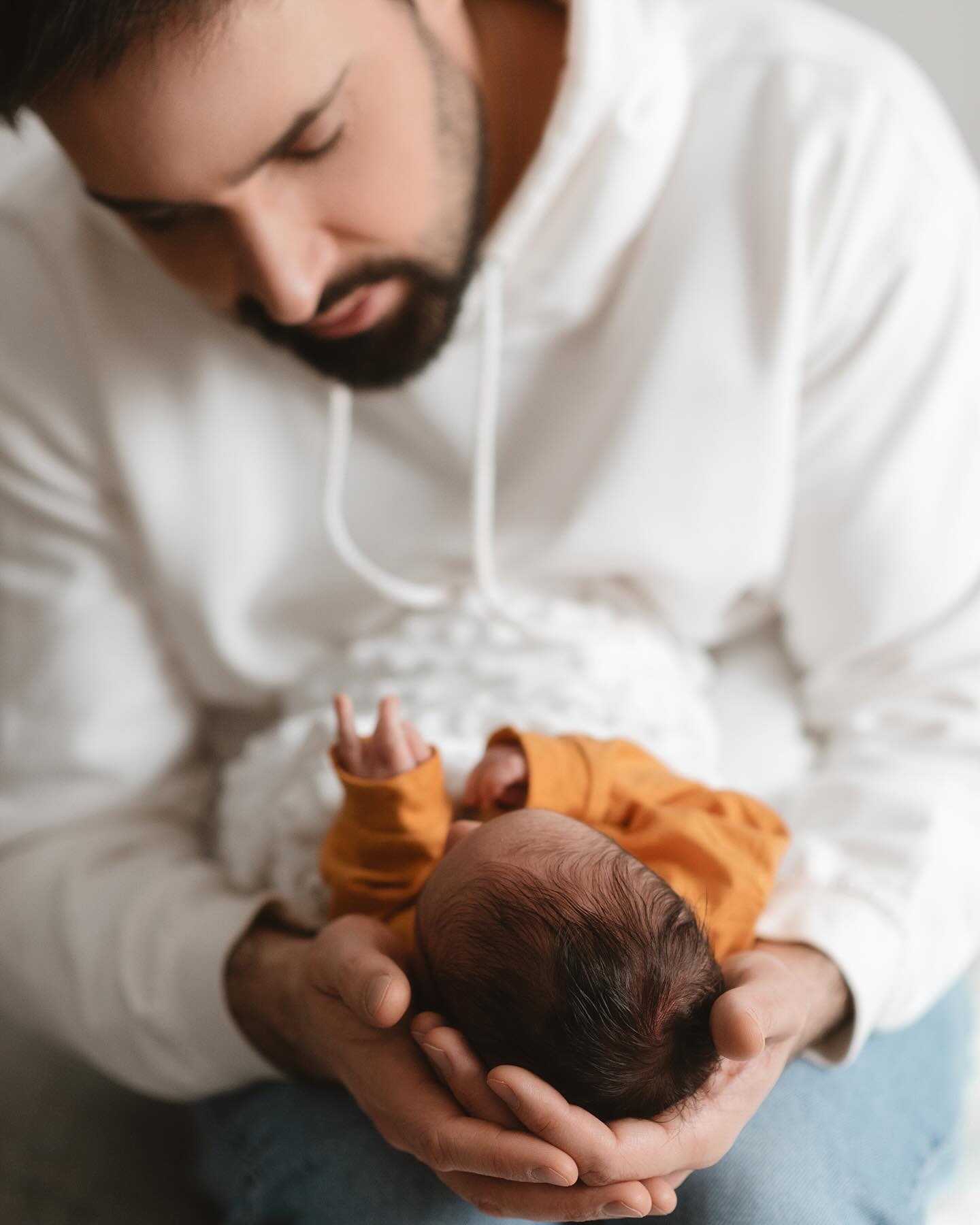 Козловський розчулив новими фото з крихітним сином Оскаром