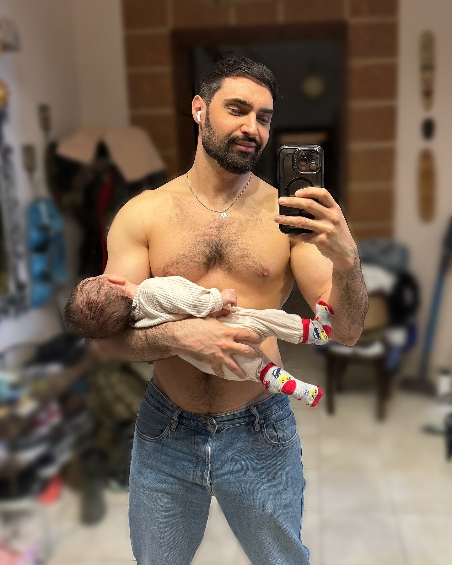 Віталій Козловський потішив мережу фото з 2-місячним сином Оскаром