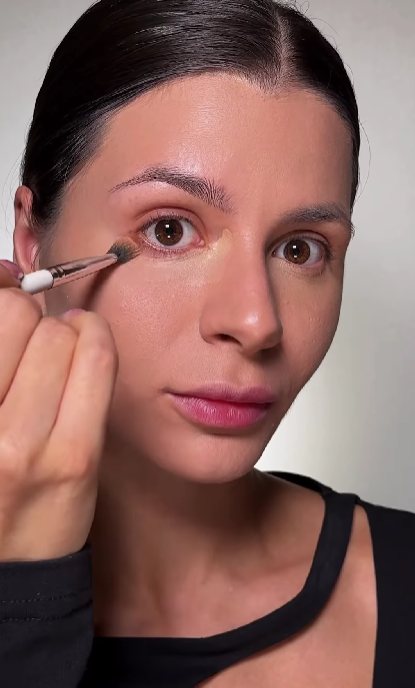 Як зробити трендовий макіяж у кольорі бургунді: блогерка розкрила секрети (відео)