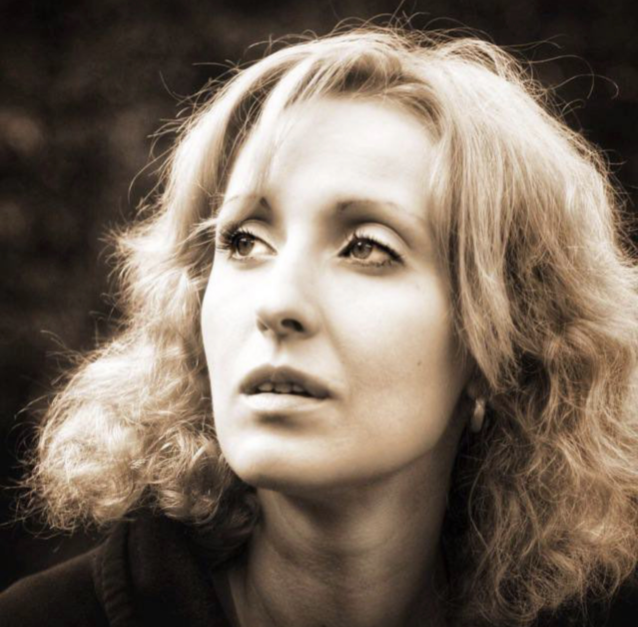 Собаки, дивні фірми та сеанси гіпнозу: що відомо про нову керівницю Довженко-Центру