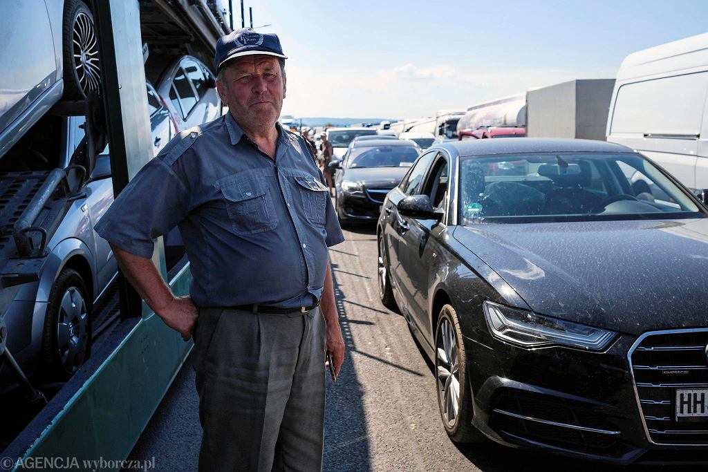 Многодневные очереди и жара: на польской границе у украинца случился удар, еще один мужчина умер