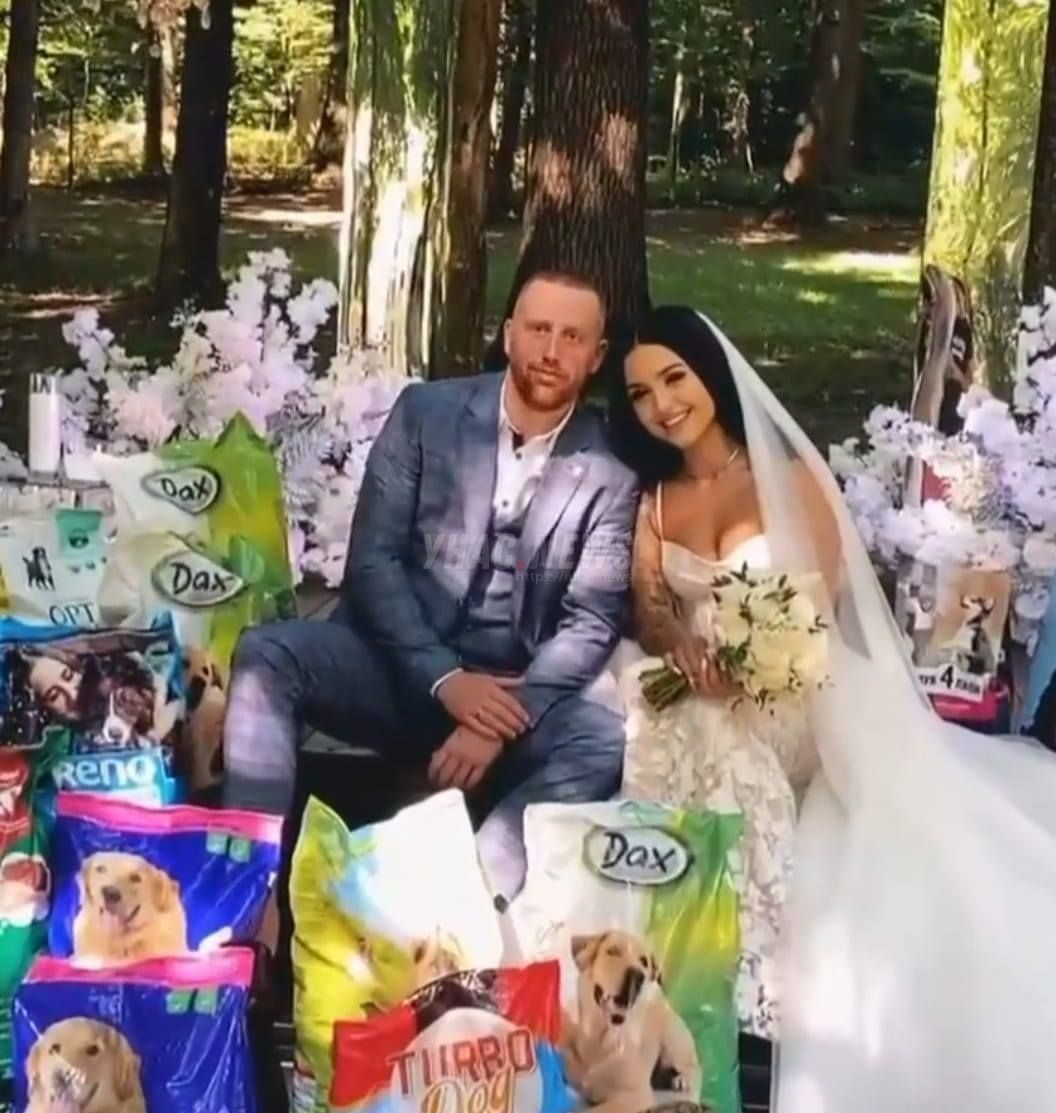 В Хмельницком на свадьбе молодоженам подарили гору собачьего корма (фото)