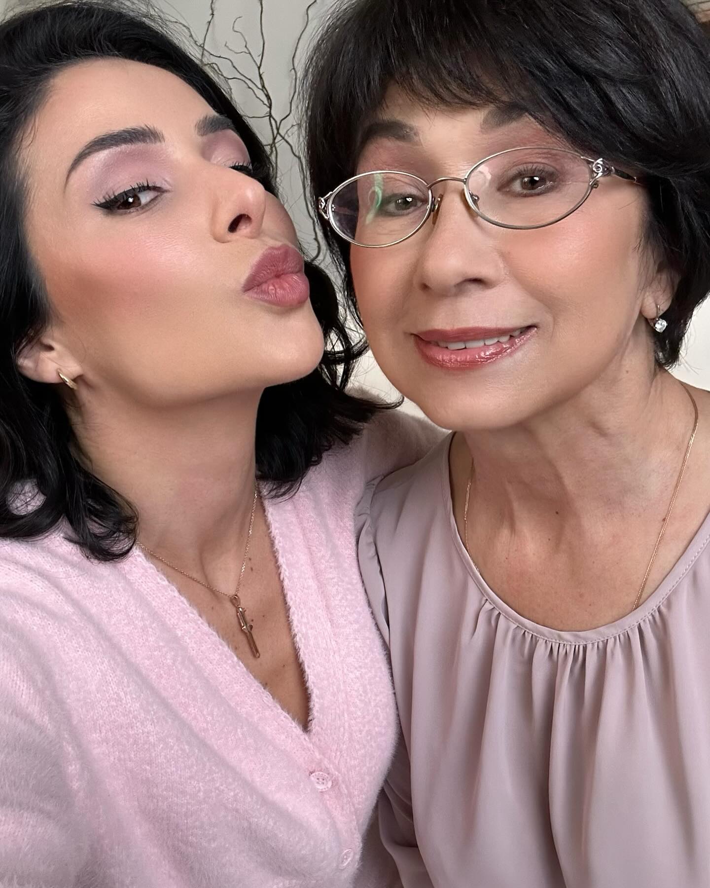 Злата Огневич показалась с мамой-красавицей, на которую очень похожа (фото)