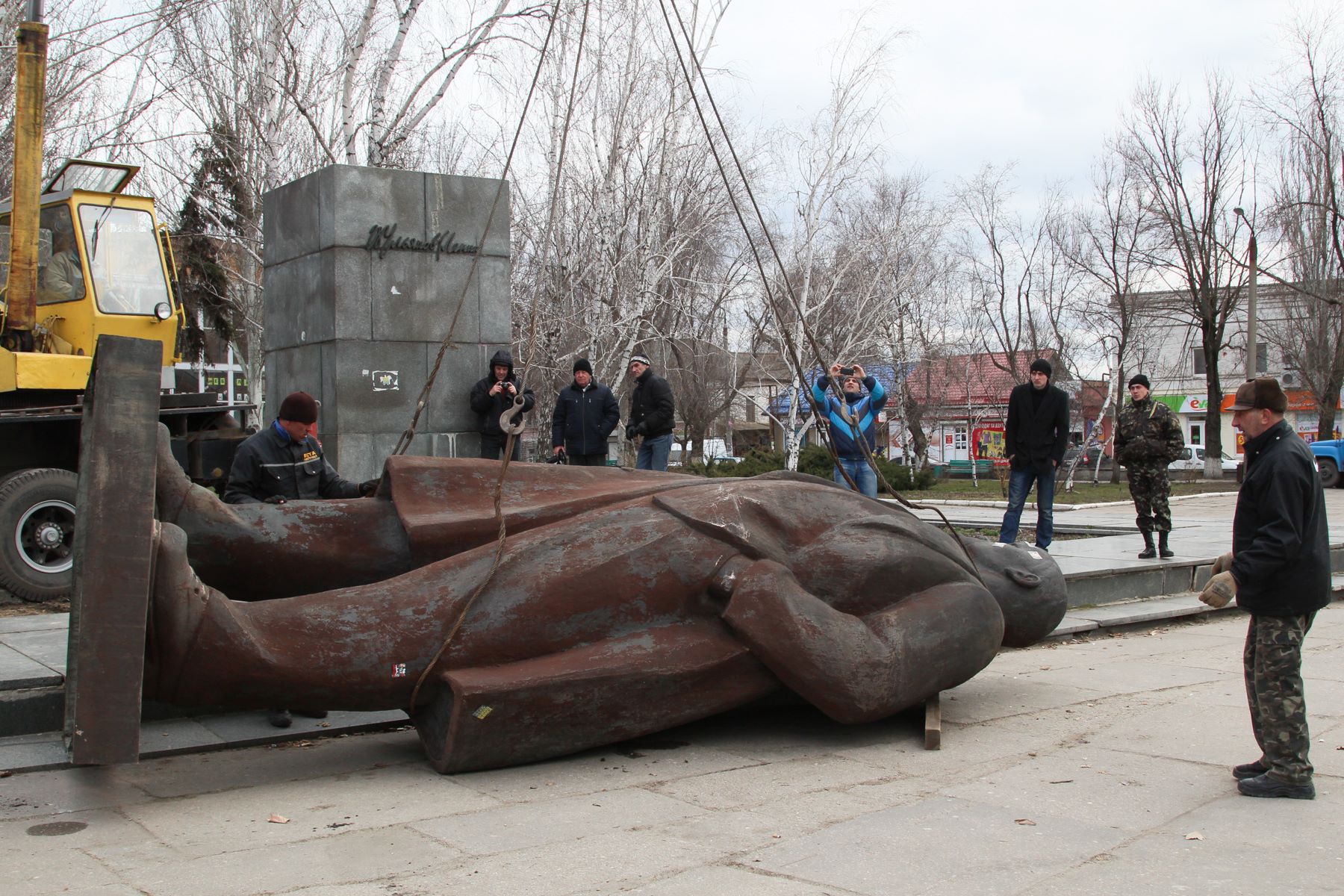 Снести памятники ленину. Снесение памятников Ленину на Украине. Демонтаж памятника Ленину Украина. Памятник Ленину в Харькове снесли. Украинцы снесли памятник Ленину.