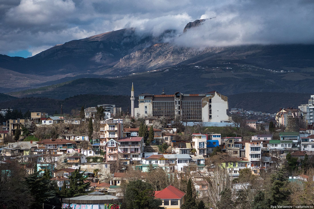 Ну город. Алушта. Город Алушта Крым. Алушта центр города. Курортный город Алушта.