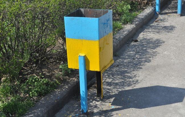 "Глава" Крыма предложил штрафовать за урны, окрашенные в желто-голубой цвет