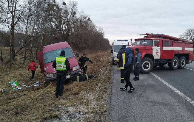 На трасі Київ-Чоп перекинувся мікроавтобус з пасажирами, є загиблий