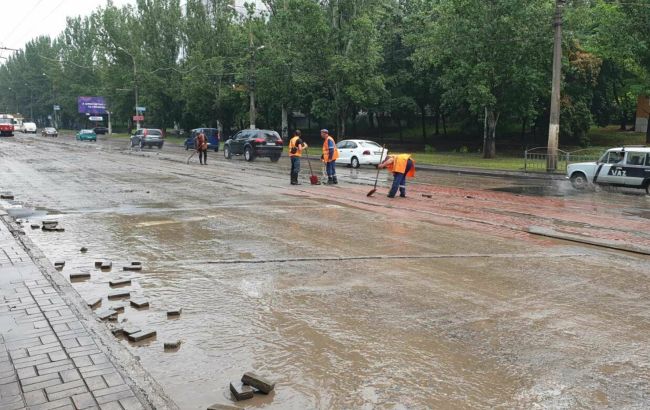 Маріуполь залило водою: рух транспорту обмежили, світло відключили