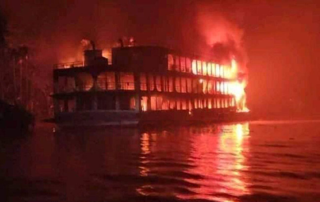 Ferry fire in Bangladesh, at least 30 dead