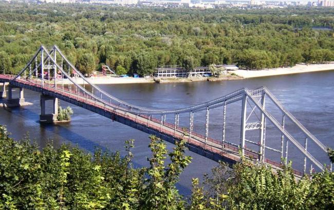 У Києві дівчина впала з мосту, прогулюючись по його поручнів