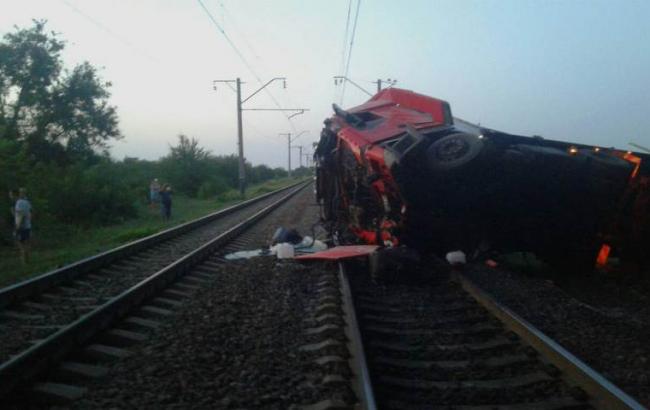 У Дніпропетровській області фура впала з моста на залізничні колії