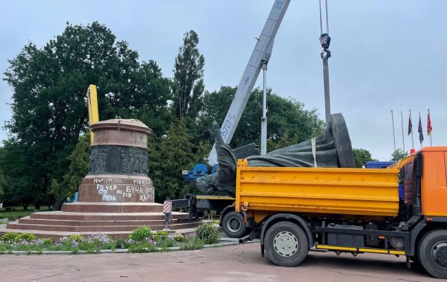 В Переяславе демонтировали памятник одному из главных мифов российской пропаганды