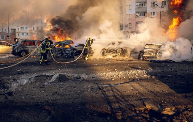 В Сумах потушили пожар после ракетного удара: спасатели показали последствия