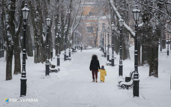 На юге и востоке ночью снег, а на западе порывы ветра: погода на завтра