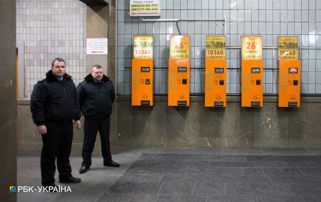 В метро Києва чоловік напав на поліцейського через зауваження щодо маски