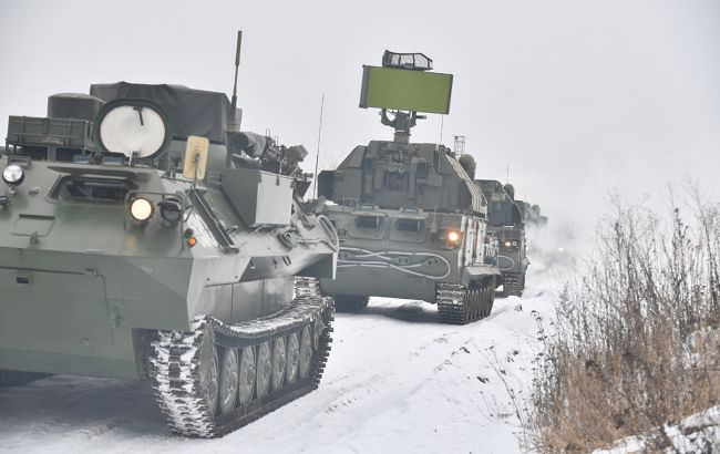 Под Николаевом российские оккупанты бросили технику среди поля и убежали (видео)