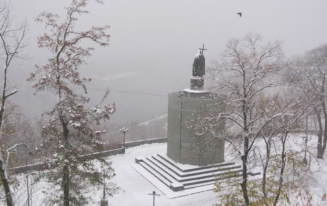 Київ "накрив" снігопад. Що відбувається на дорогах і вулицях міста (фото)