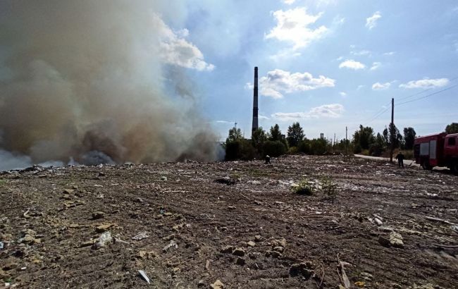 У Києві загорілася звалище, частина столиці виявилася в  диму