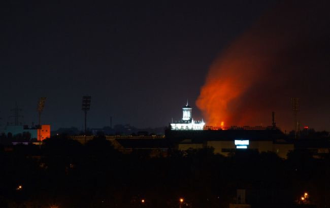 У Запоріжжі горить багатоквартирний будинок: причиною пожежі міг стати вибух газу