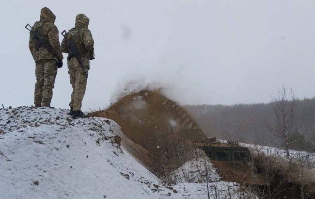 Прикордонники продовжують зміцнювати кордон з Росією незважаючи на морози: відео