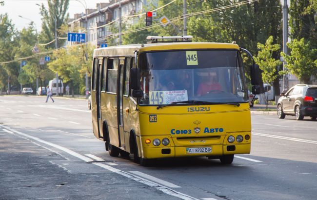 Добре заходить у спеку: у Києві засікли маршрутника, що розпиває пиво на роботі