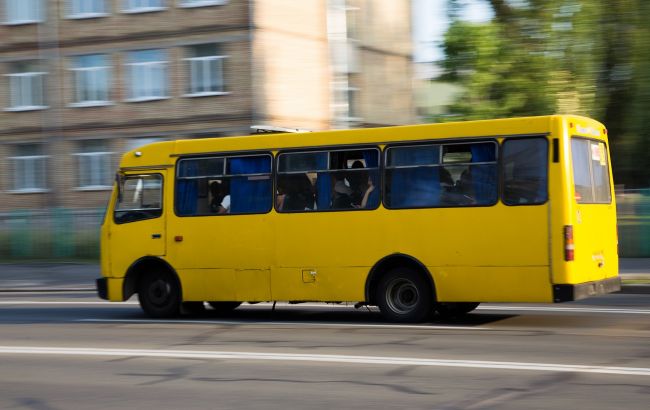 Машина врезалась в автобус