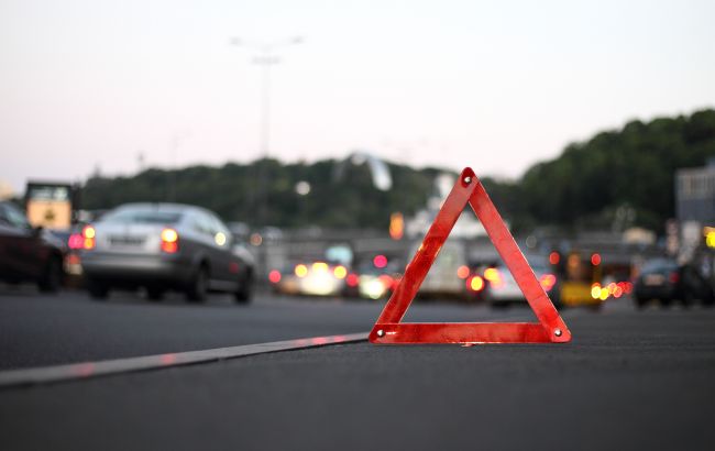 В Полтавській області легковий автомобіль зіткнувся з вантажівкою, є загиблий