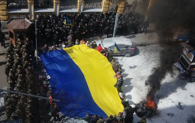 Під АПУ відбулися зіткнення між активістами і правоохоронцями