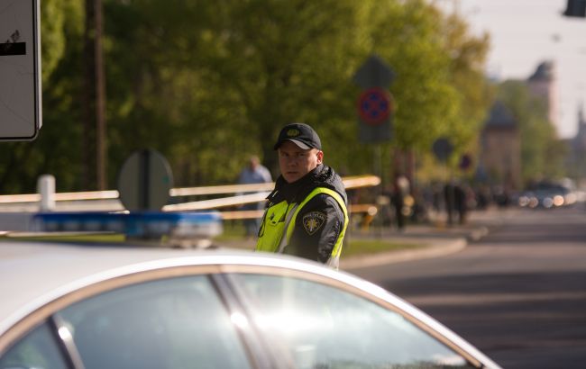 В Латвии нарушитель комендантского часа подорвал автомобиль, есть пострадавшие