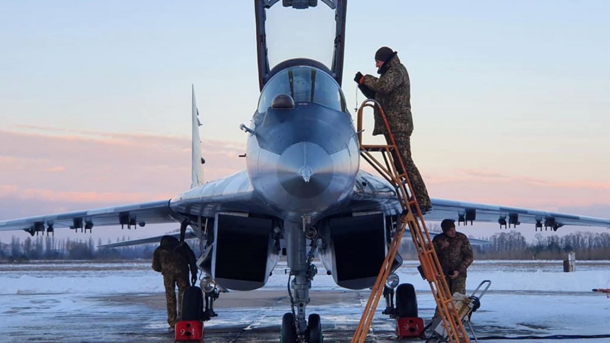 Самолет столкнулся с автомобилем на аэродроме ВСУ под Киевом | РБК-Україна