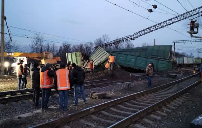 НС на "Укрзалізниці": через аварію під Дніпром поїзда пускають в об'їзд, затримки до 3 годин