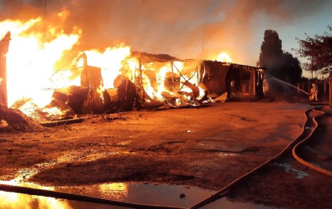 У Харкові сталася масштабна пожежа на складі з деревиною, задіяли пожежний потяг