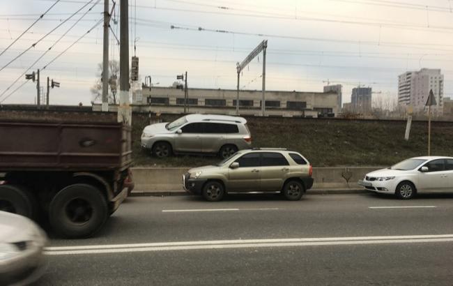 "Бог парковки": водитель поставил авто на насыпи прямо железнодорожных путей