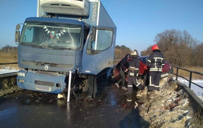 Во Львовской области произошло ДТП с грузовиком, пострадали трое людей